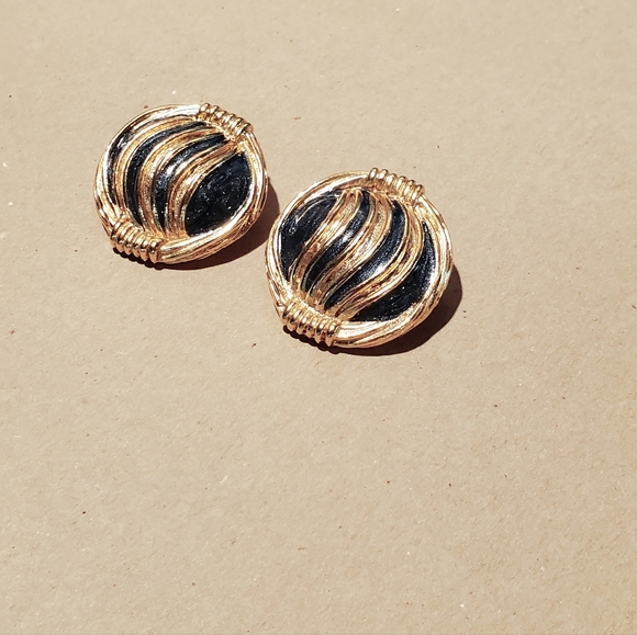 Vintage Clip on Earrings.! - Picture 5 of 6